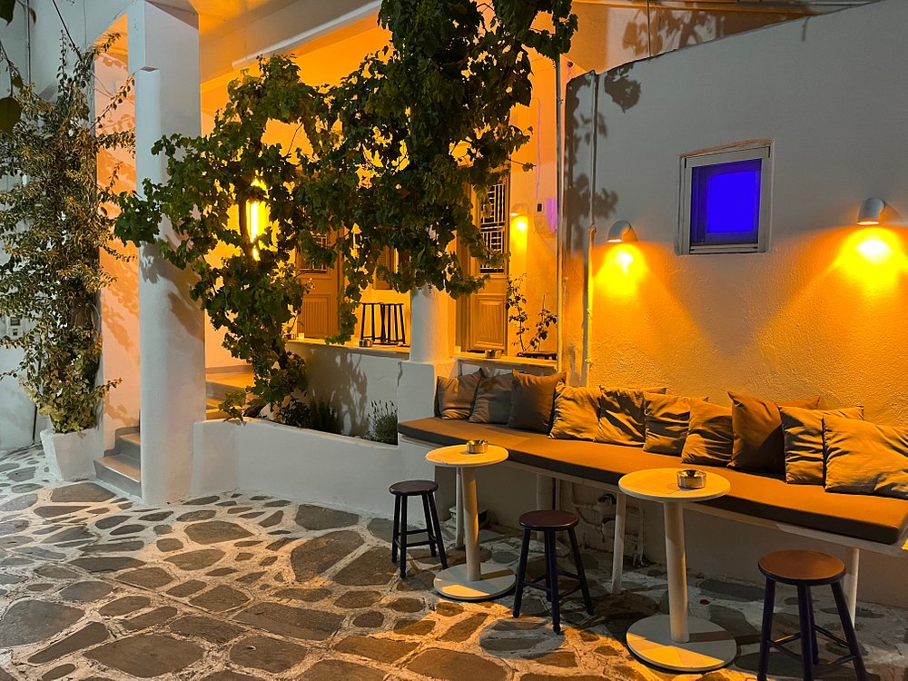 Belman Bar Naxos – Relaxed Evenings with Greek Wine & Creative Cocktails