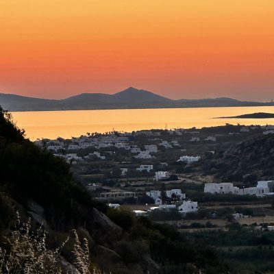 „Sonnenuntergang auf Naxos: Ein atemberaubender Blick auf den goldenen Himmel und das ruhige Meer bei Sonnenuntergang auf der griechischen Insel Naxos. Die warmen Farben des Himmels spiegeln sich im Wasser wider, was die idyllische Schönheit des Ortes unterstreicht.“