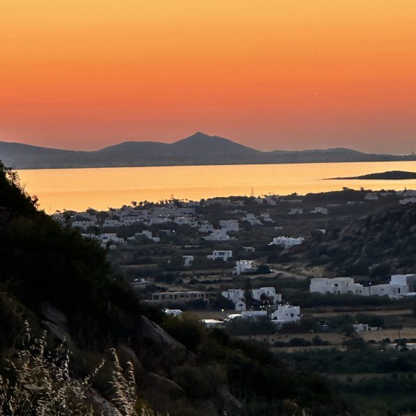 „Sonnenuntergang auf Naxos: Ein atemberaubender Blick auf den goldenen Himmel und das ruhige Meer bei Sonnenuntergang auf der griechischen Insel Naxos. Die warmen Farben des Himmels spiegeln sich im Wasser wider, was die idyllische Schönheit des Ortes unterstreicht.“