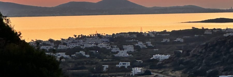 „Sonnenuntergang auf Naxos: Ein atemberaubender Blick auf den goldenen Himmel und das ruhige Meer bei Sonnenuntergang auf der griechischen Insel Naxos. Die warmen Farben des Himmels spiegeln sich im Wasser wider, was die idyllische Schönheit des Ortes unterstreicht.“